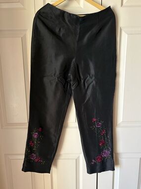 Ann Taylor | Vntage black silk pants. Foral embroidery. Size 8.  80s. Slim leg